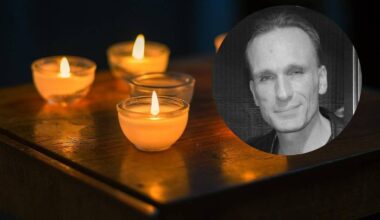 Cztery płonące świece i portret aktora.