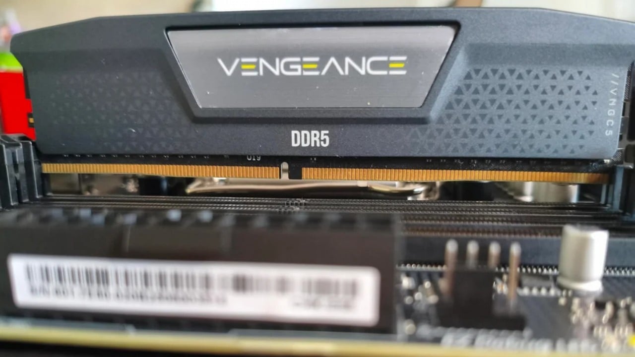 Ktoś podmienił RAM jeszcze w magazynie; gracz kupił pamięć DDR5, a dostał zamaskowaną DDR4