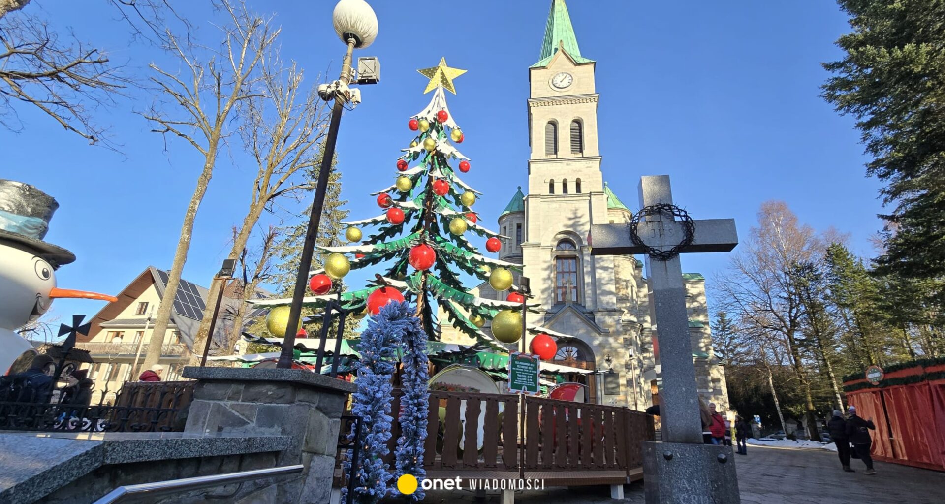 Ksiądz z Zakopanego ustawił karuzelę na dziedzińcu kościoła. Wierni w szoku, urząd sprawdzi, czy to samowola