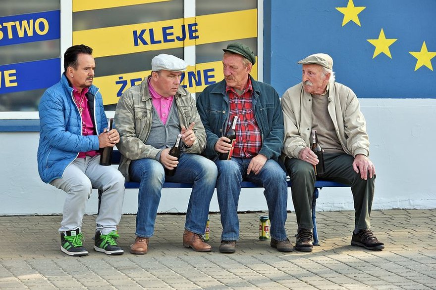 Piotr Pręgowski, Bogdan Kalus, Sylwester Maciejewski i Franciszek Pieczka w serialu "Ranczo" (kadr)