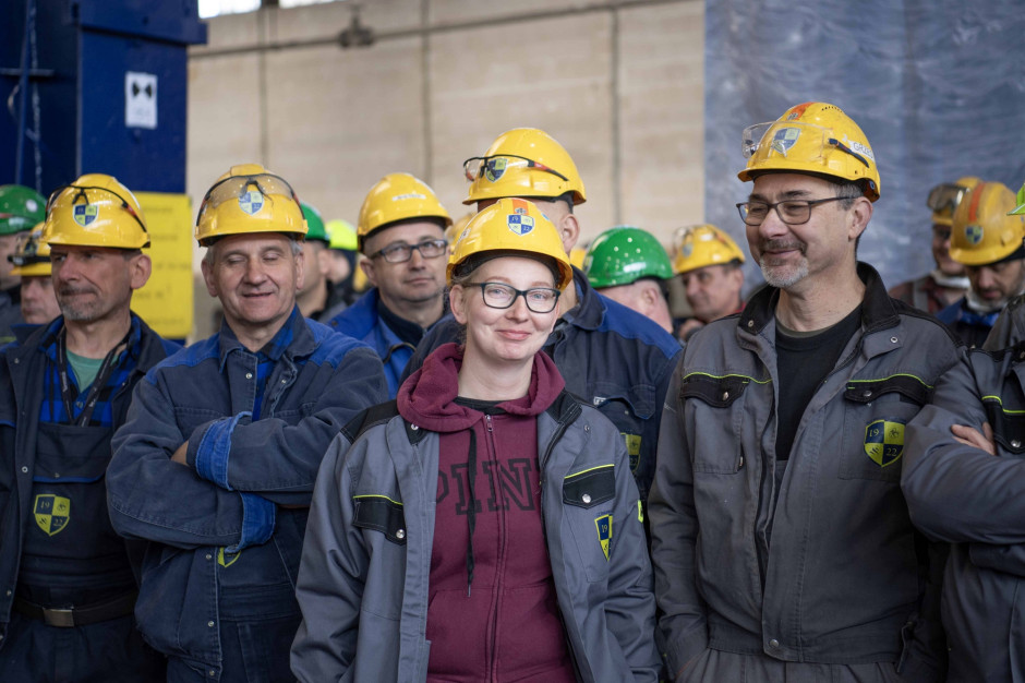 Według stanu na ostatnie tygodnie 2025 roku w PGZ Stoczni Wojennej pracowało ponad 900 osób. Fot: Materiały prasowe / PGZ Stocznia Wojenna