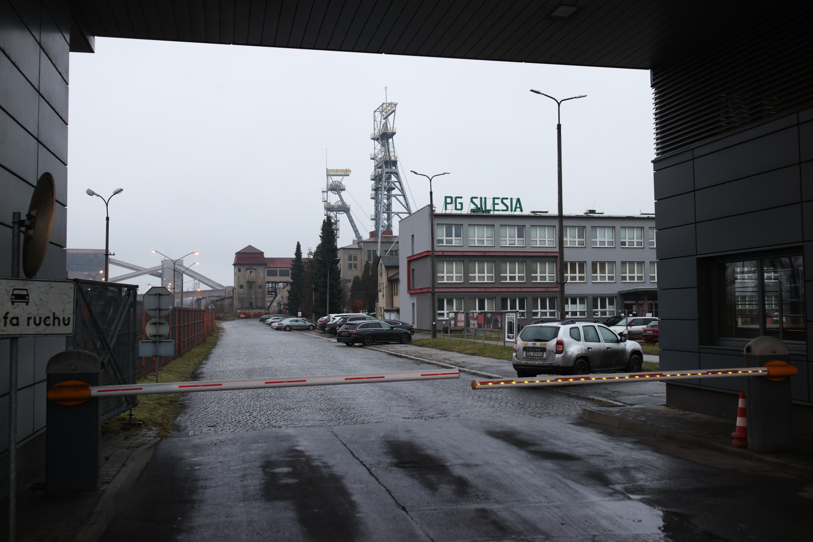 Górnicy z Przedsiębiorstwa Górniczego Silesia protestują od godziny 6. w poniedziałek. Związki przekonują, że akcja ma wymiar oddolny, nie ma charakteru strajku wydobycie jest kontynuowane.