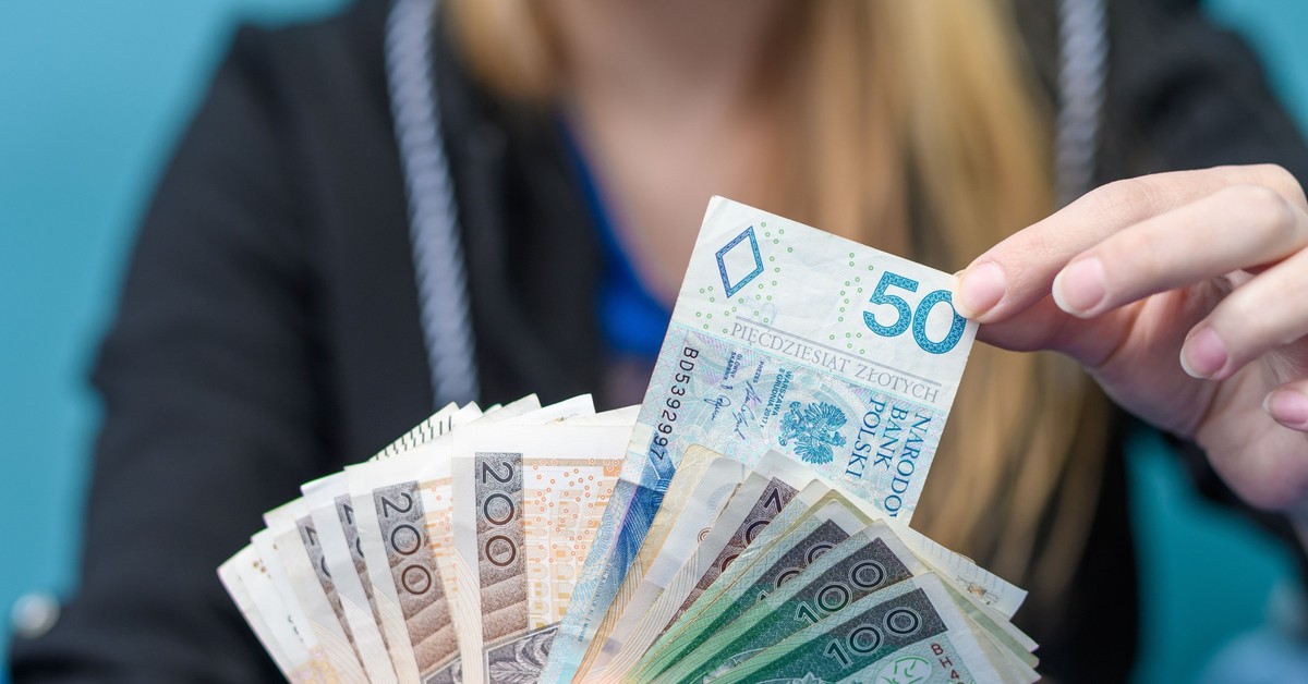 Od 1 stycznia 2026 roku wyższa płaca minimalna. Rząd ogłosił już ostateczną wysokość minimalnego wynagrodzenia oraz stawki godzinowej. Oto kwoty netto i brutto