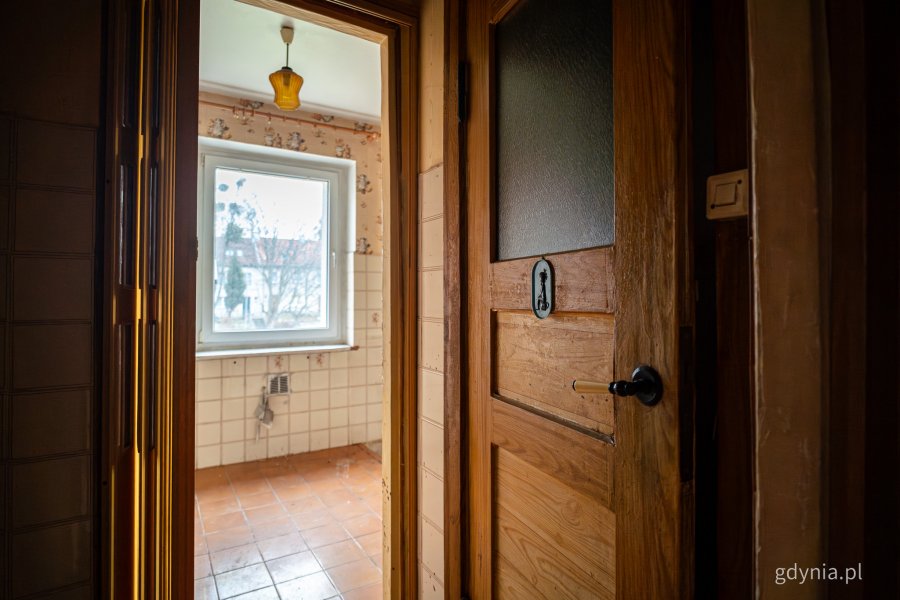 Wnętrze jednego z mieszkań komunalnych w Gdyni, które wymaga remontu i zostanie uwzględnione w programie (fot. Kamil Złoch)