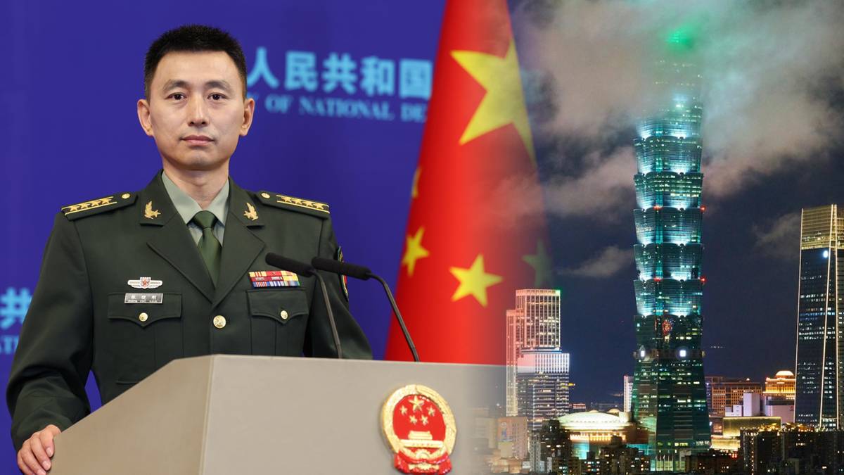 Oficer w mundurze wojskowym stojący przy m&oacute;wnicy na tle flagi Chin i panoramy miasta.