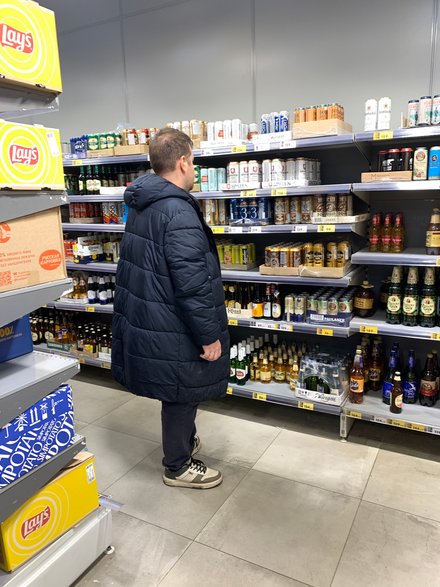 Mężczyzna w sklepie o poranku, Moskwa, Rosja