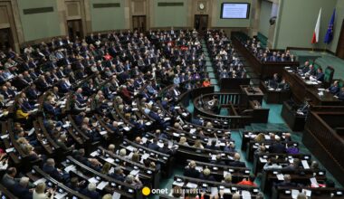 Burzliwy początek obrad Sejmu. Pojawiły się krzyki. "Precz z komuną"