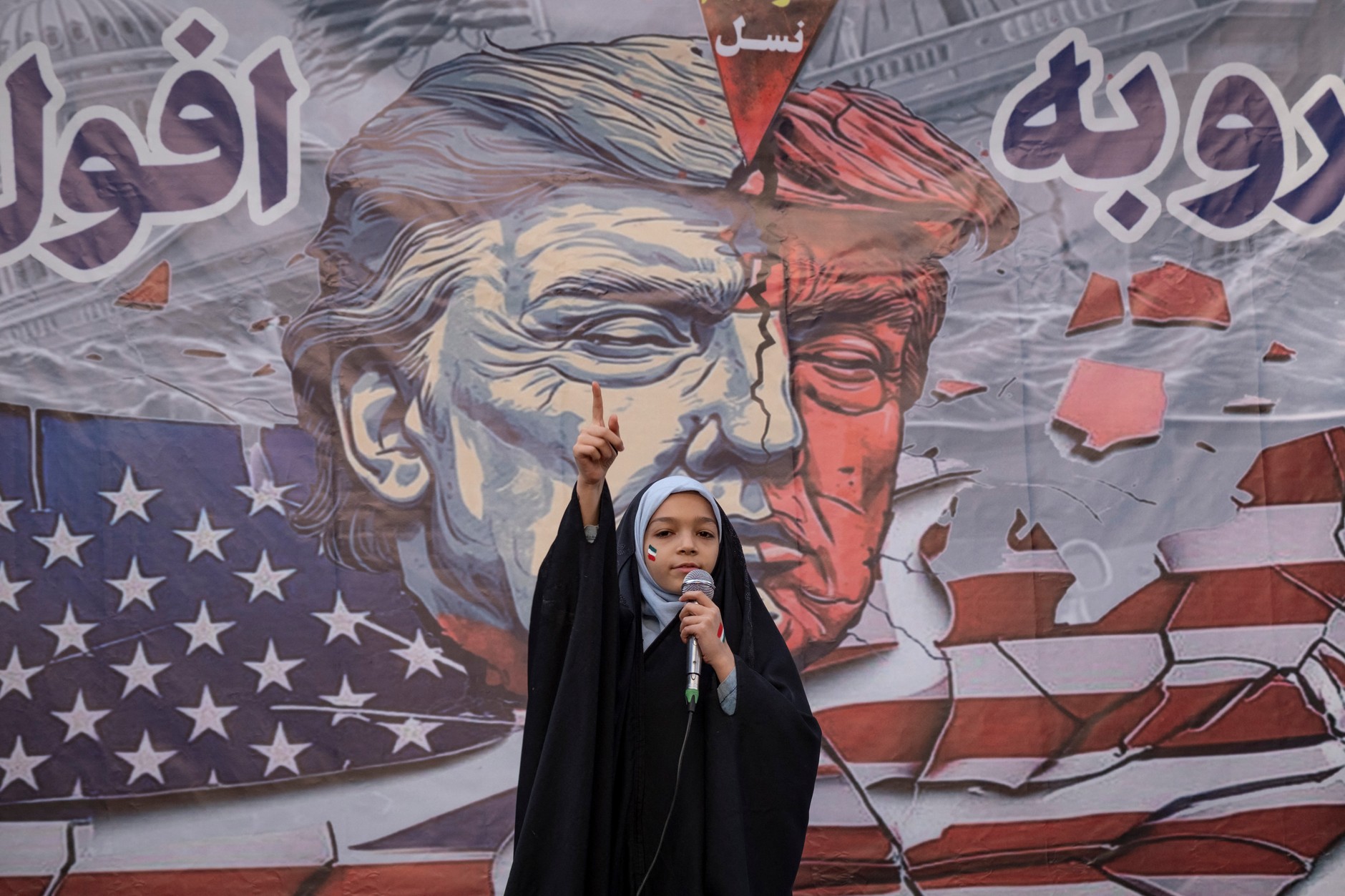 Irańska uczennica w trakcie antyamerykańskiej i antyizraelskiej demonstracji. Teheran, 4 listopada, 2025 r.