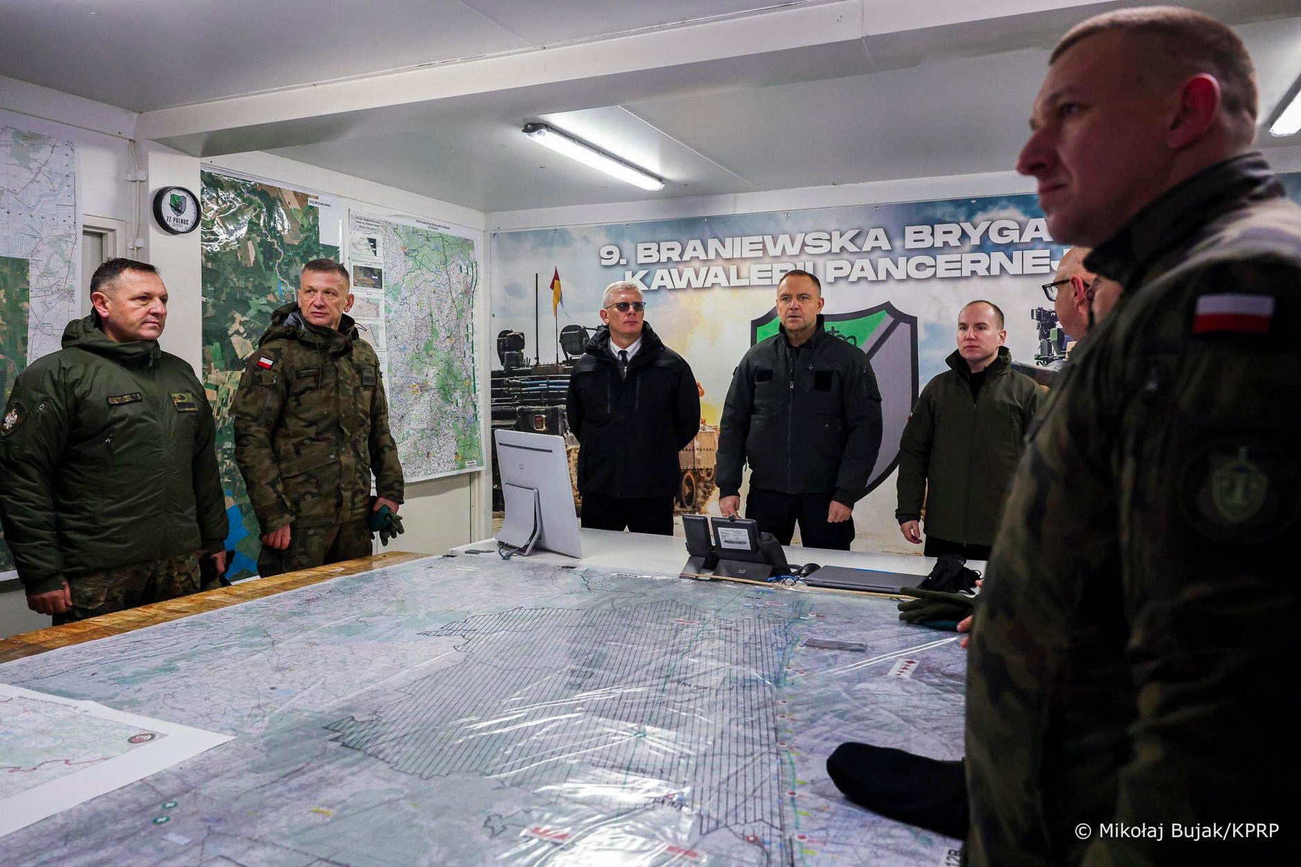 Zdjęcia ze spotkania Karola Nawrockiego i Sławomira Cenckiewicza z żołnierzami Wojska Polskiego i funkcjonariuszami Straży Granicznej, stacjonującymi na wschodniej granicy Polski.