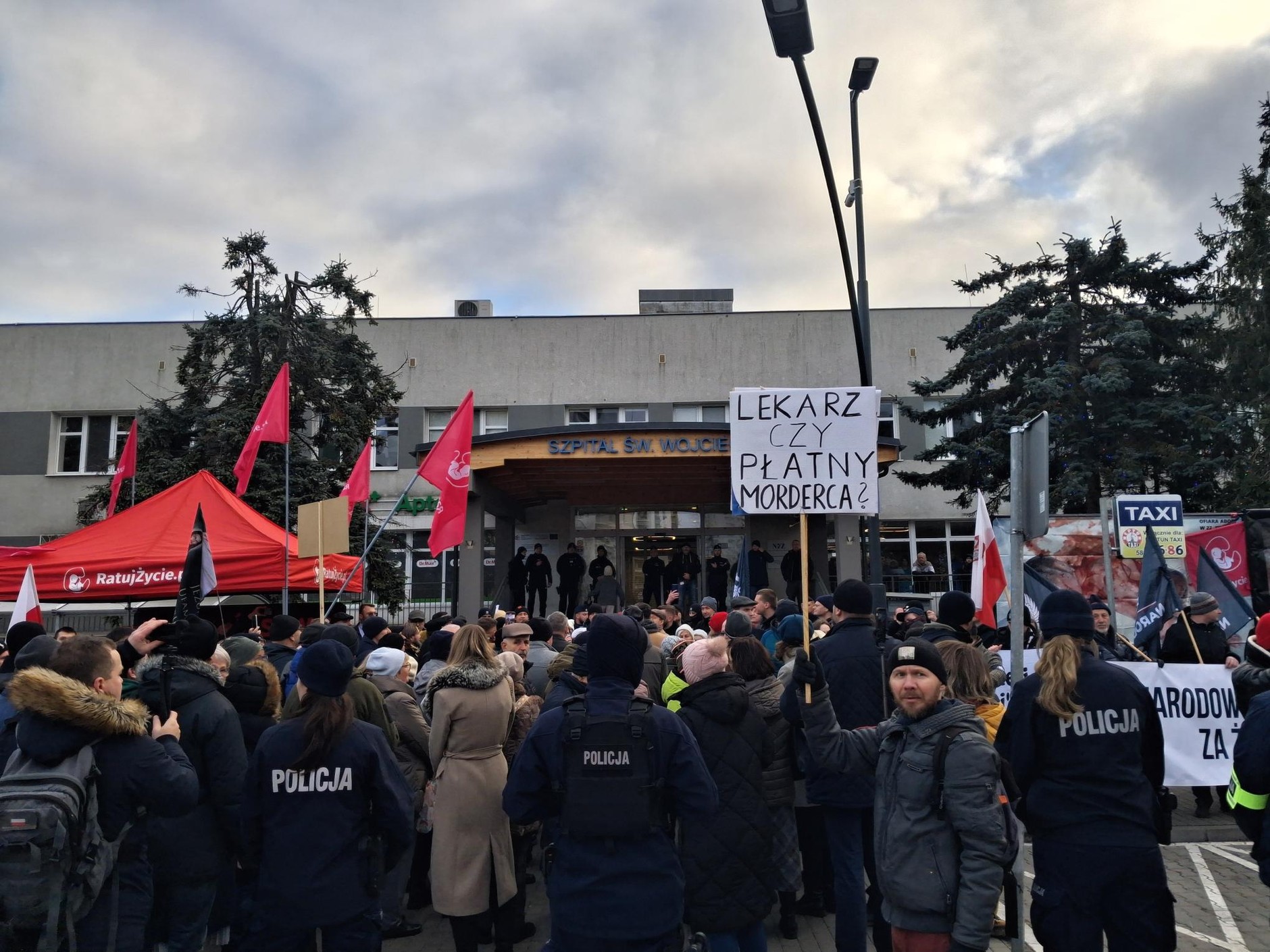 Gdańsk. Manifestacje pod szpitalem