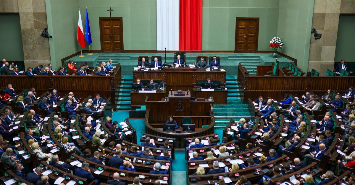 Niepokojące informacje dla koalicji rządzącej. Silna pozycja partii Brauna [SONDAŻ]