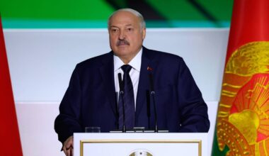 Aleksandr Łukaszenka przemawia przy m&oacute;wnicy.