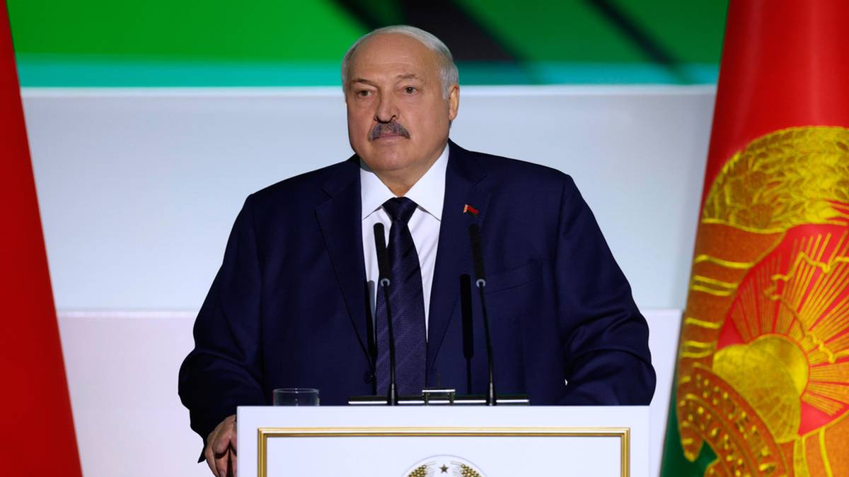 Aleksandr Łukaszenka przemawia przy m&oacute;wnicy.