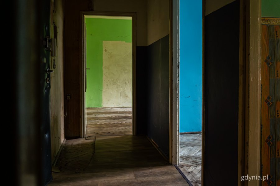 Wnętrze jednego z mieszkań komunalnych w Gdyni, które wymaga remontu i zostanie uwzględnione w programie (fot. Kamil Złoch)