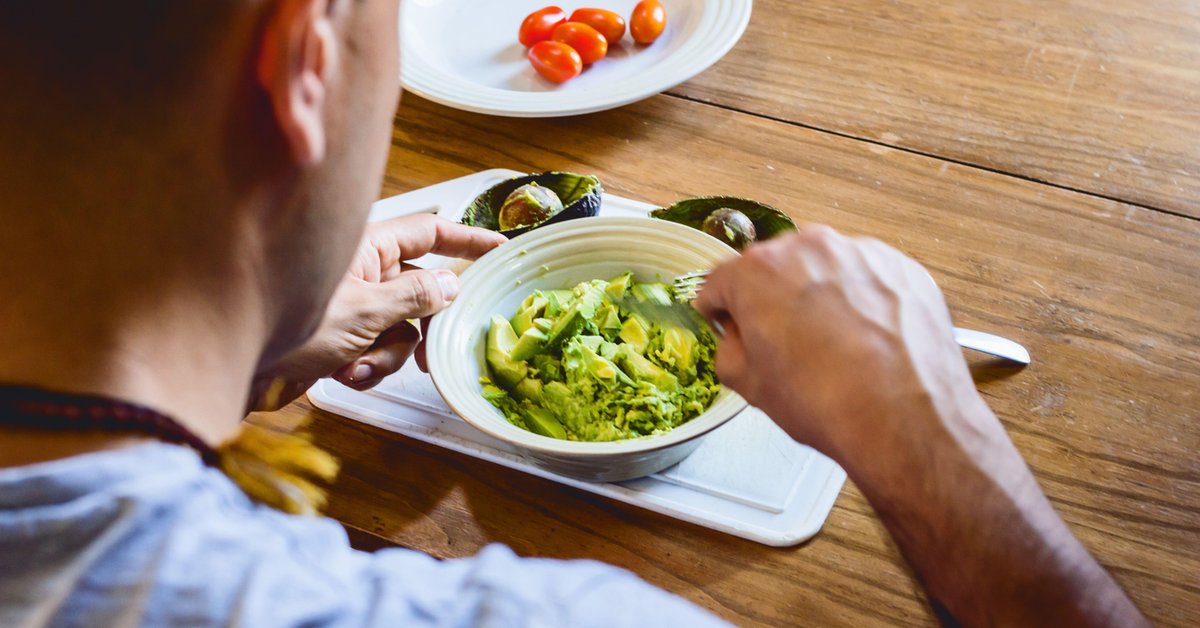 Jedzenie o tej porze może sprzyjać tyciu. Zaskakujące wyniki badań