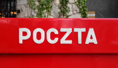 Poczta Polska doręczy ten pakiet do wszystkich domów. Rząd szykuje obywateli na kryzys :: RMF FM