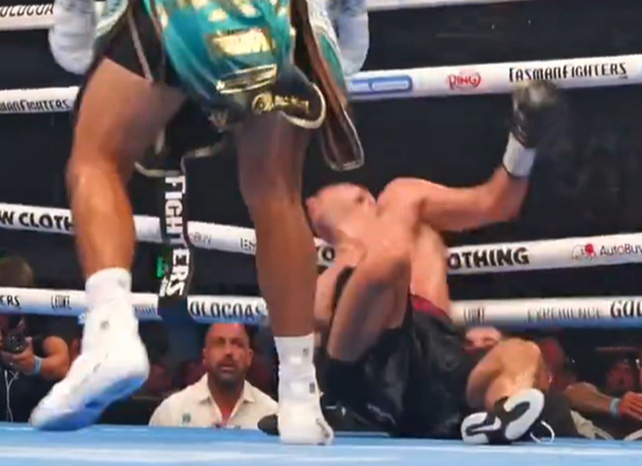 Potworny nokaut. Padł nieprzytomny na liny [WIDEO]