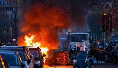 Zadyma kiboli przed meczem drużyny Zielińskiego. Policjanci doznali obrażeń
