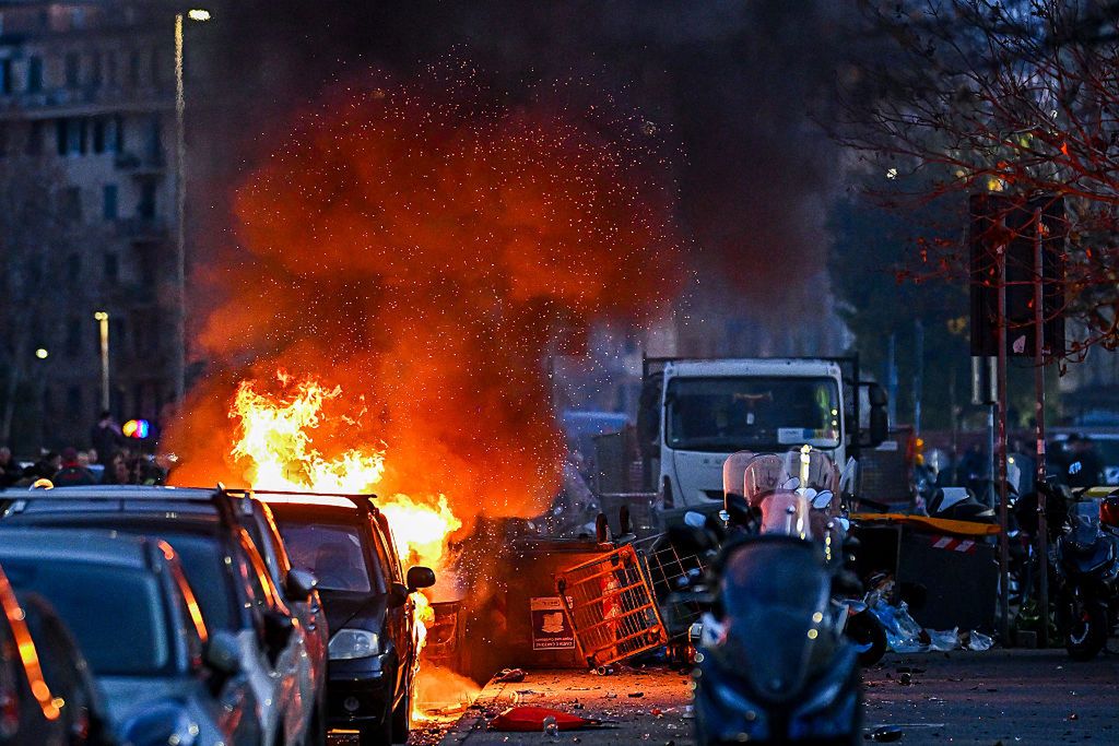Zadyma kiboli przed meczem drużyny Zielińskiego. Policjanci doznali obrażeń