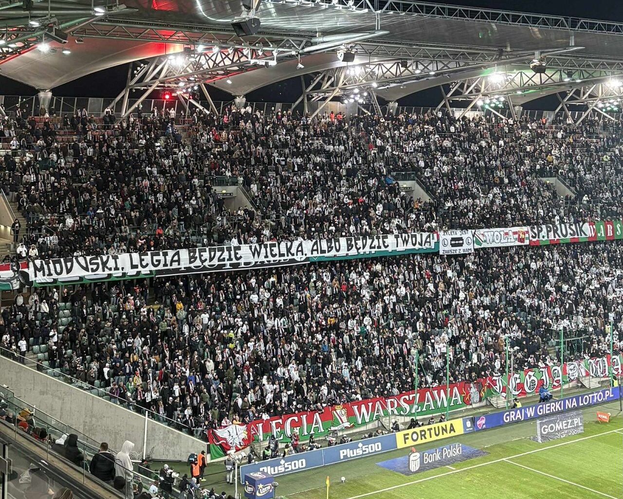 Kibice Legii wywiesili taki transparent i zaczęli krzyczeć. Było ostro