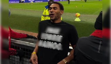 Gwiazdor "Love Island" protestował na meczu. Tylko spójrz, jaką koszulkę założył