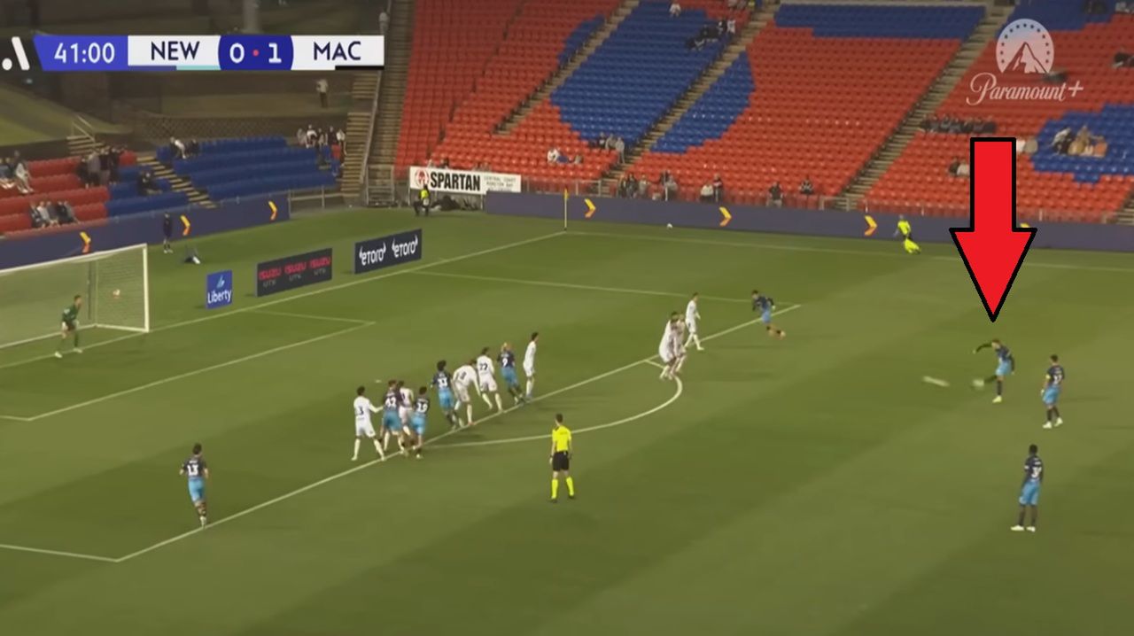 Zjawiskowy gol z rzutu wolnego w Australii. Polak był bez szans