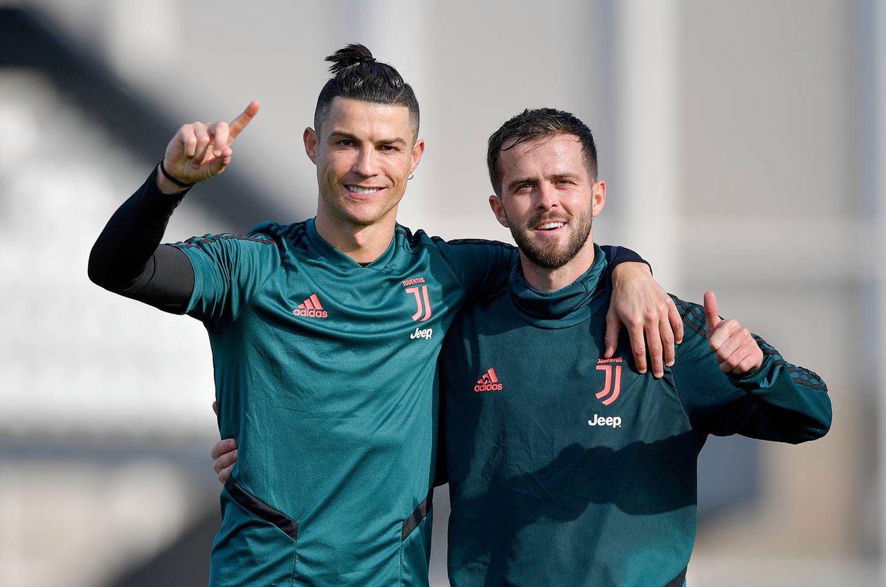 Grał m.in. w Romie, Juventusie i Barcelonie. Oficjalnie zakończył karierę