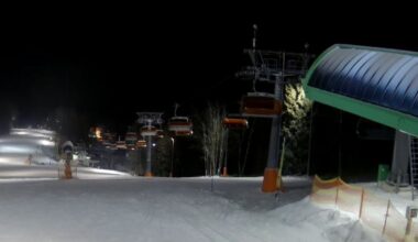 75 osób zawisło w powietrzu na stoku obok Wadowic. Wyciąg ruszył po 50 minutach