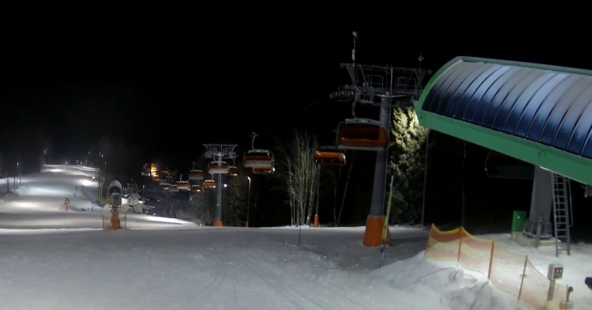 75 osób zawisło w powietrzu na stoku obok Wadowic. Wyciąg ruszył po 50 minutach