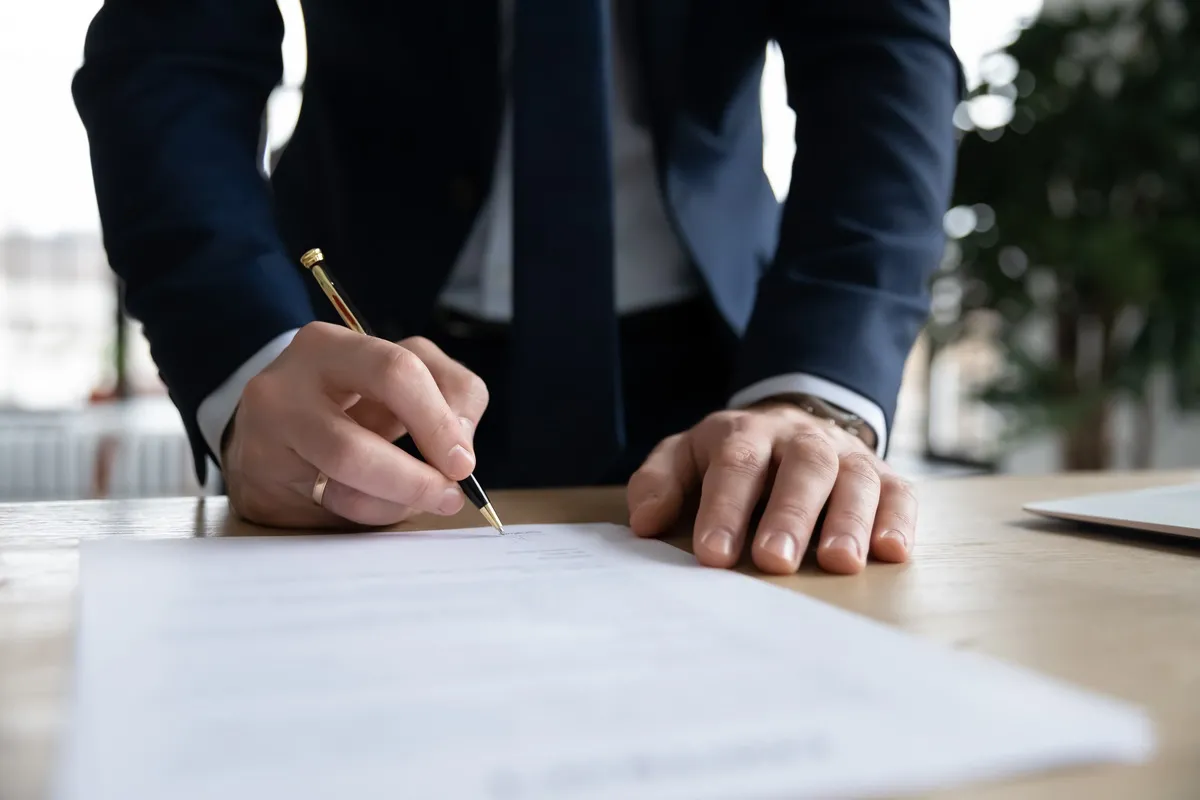 Od 1 stycznia 2026 r. dla wszystkich na zleceniu czy JDG - 3 miesięczne okresy wypowiedzenia w związku z nową ustawą o stażach? Problematyka wypowiedzenia umowy o pracę na granicy wejścia rygoru 3-miesięczngo terminu wypowiedzenia