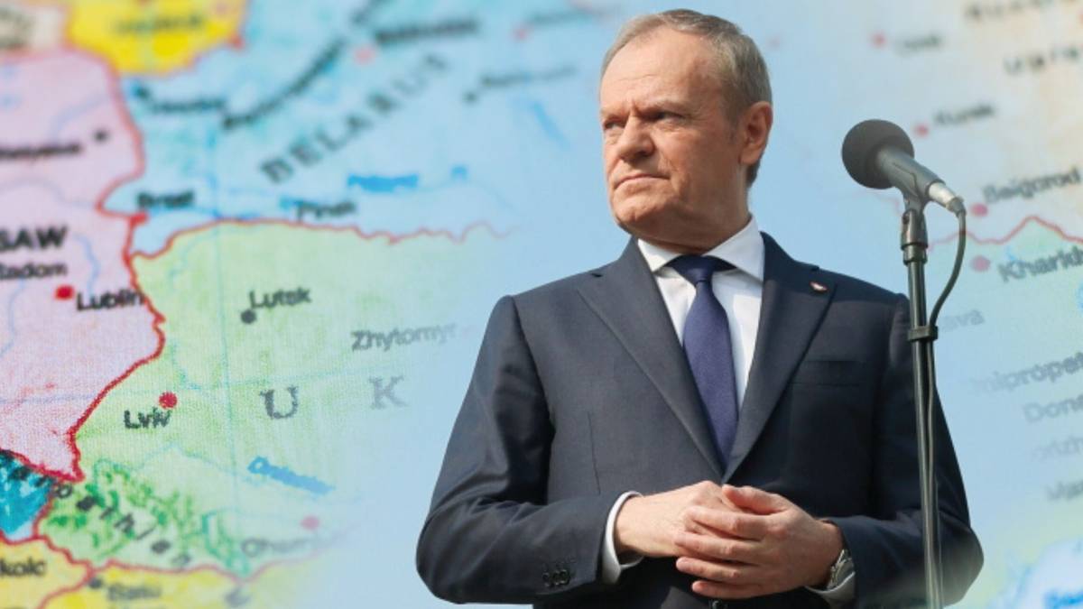 Premier Donald Tusk stoi przed mapą Europy, na kt&oacute;rej zaznaczone są granice państw.