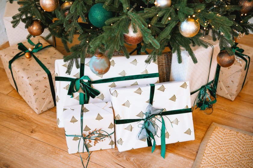 Urządzenia są dobrym pomysłem na prezent. Mają one duże szanse zostać z obdarowaną osobą na dłużej. To sprzęty, które ułatwiają codzienność, dbają o zdrowie albo wprowadzają odrobinę wygody.