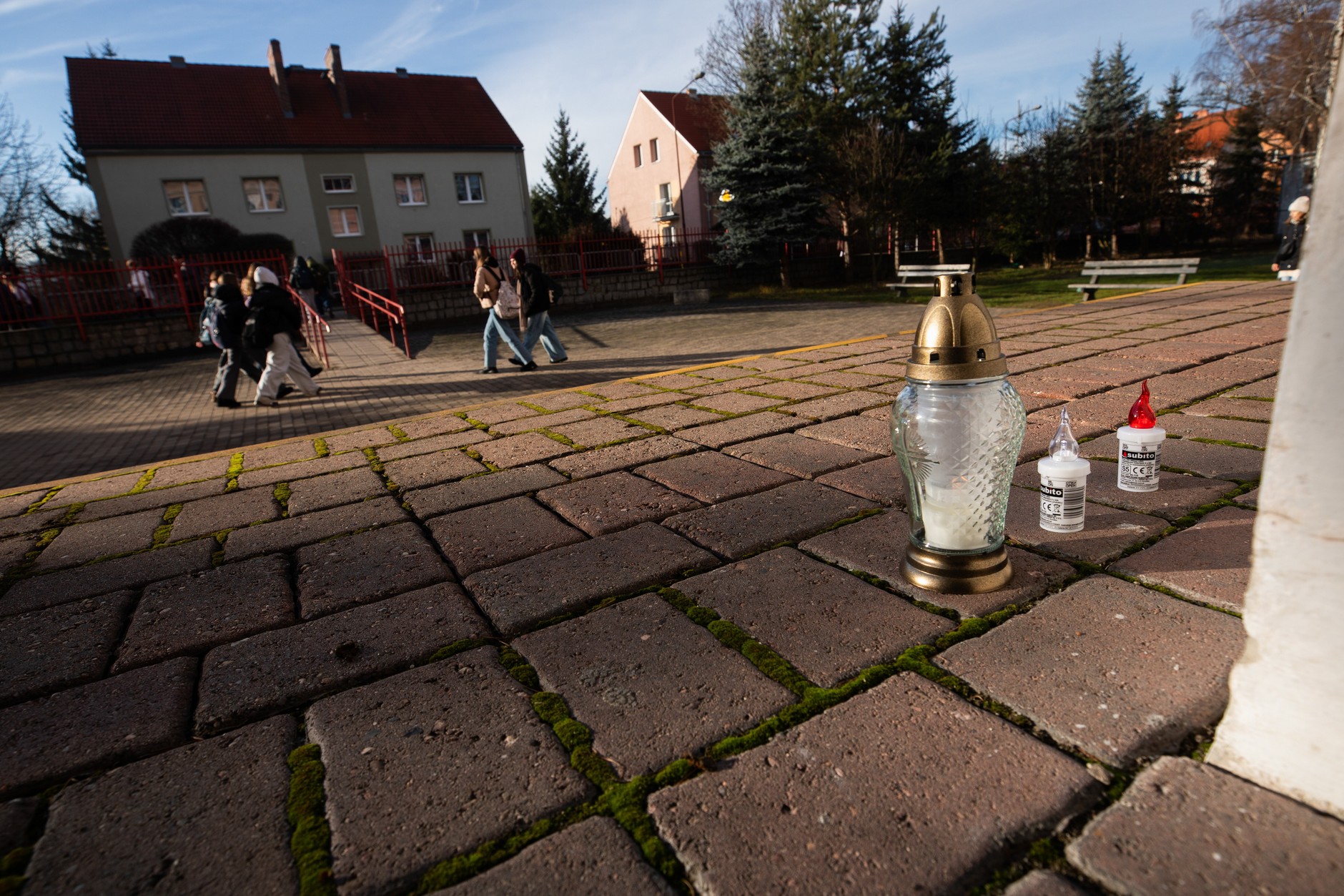 Znicze przed szkołą podstawową nr 10 w Jeleniej Górze