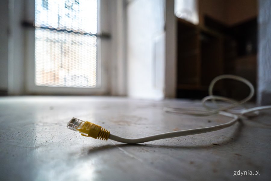 Wnętrze jednego z mieszkań komunalnych w Gdyni, które wymaga remontu i zostanie uwzględnione w programie (fot. Kamil Złoch)