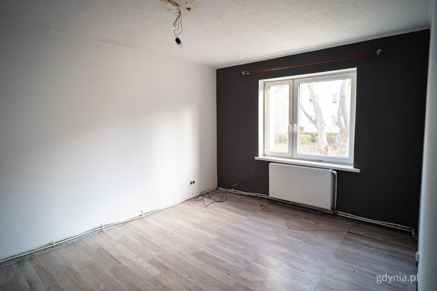 Wnętrze jednego z mieszkań komunalnych w Gdyni, które wymaga remontu i zostanie uwzględnione w programie (fot. Kamil Złoch)