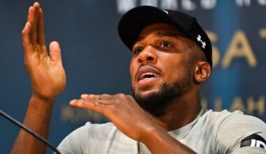 Anthony Joshua w czapce z daszkiem i koszulce, gestykuluje rękami.