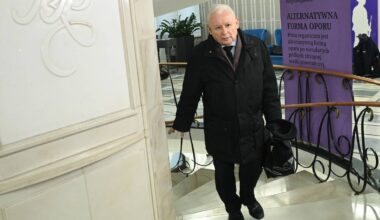 Jarosław Kaczyński schodzi po schodach, trzymając w ręku torbę.