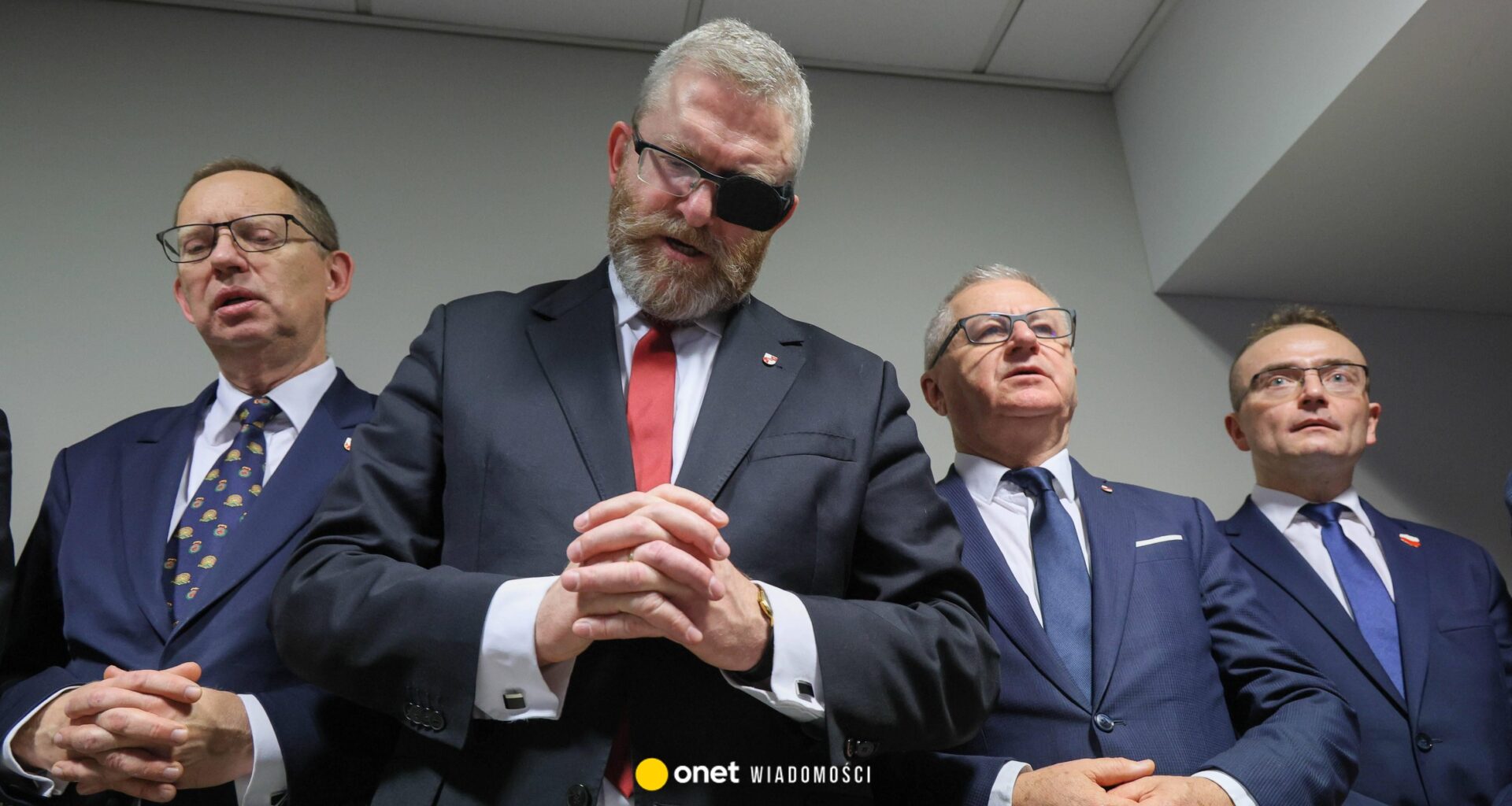 Polacy o koalicji PiS z partią Brauna. Nowy sondaż nie pozostawia złudzeń