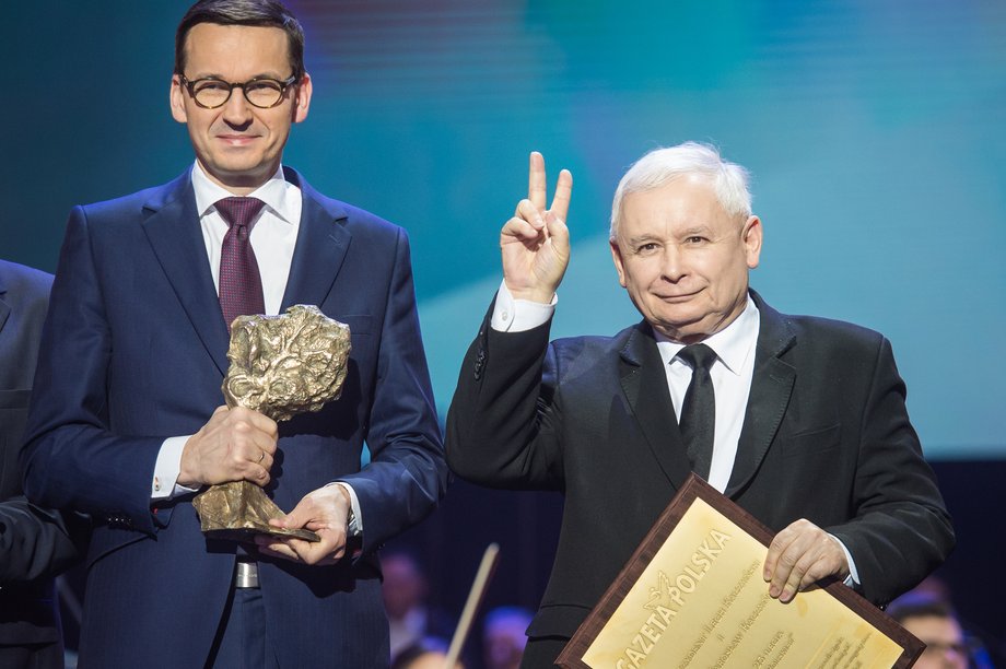 Były premier Mateusz Morawiecki i prezes PiS Jarosław Kaczyński podczas rozdania nagród Gazety Polskiej