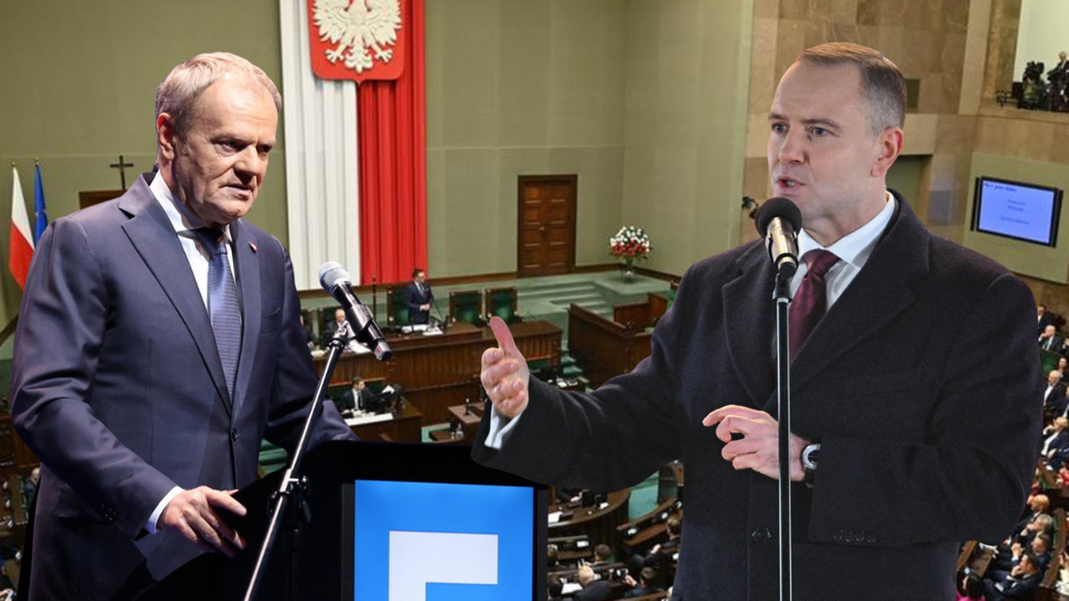 Donald Tusk i Karol Nawrocki stoją w sali sejmowej, przemawiając.