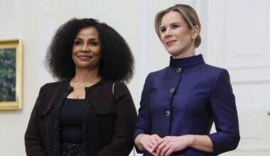 Marta Nawrocka w granatowej kreacji. Tak przyjęła ambasadorki w Pałacu Prezydenckim - Onet