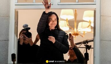 Ryzykowna podróż laureatki Nagrody Nobla. Peruka, przebranie i transport drewnianą łodzią