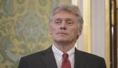 Dmitrij Pieskow, rzecznik prasowy Kremla, w garniturze i krawacie.