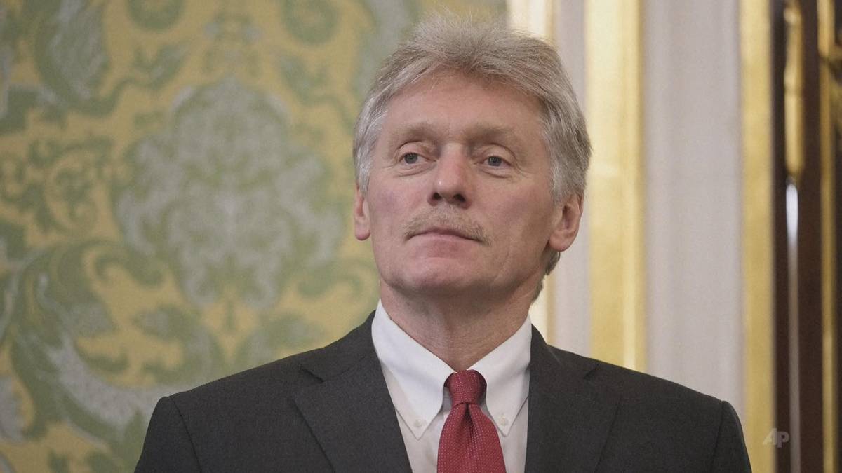 Dmitrij Pieskow, rzecznik prasowy Kremla, w garniturze i krawacie.