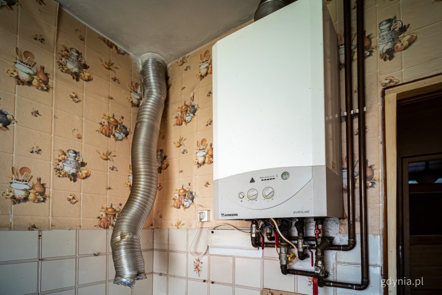 Wnętrze jednego z mieszkań komunalnych w Gdyni, które wymaga remontu i zostanie uwzględnione w programie (fot. Kamil Złoch)