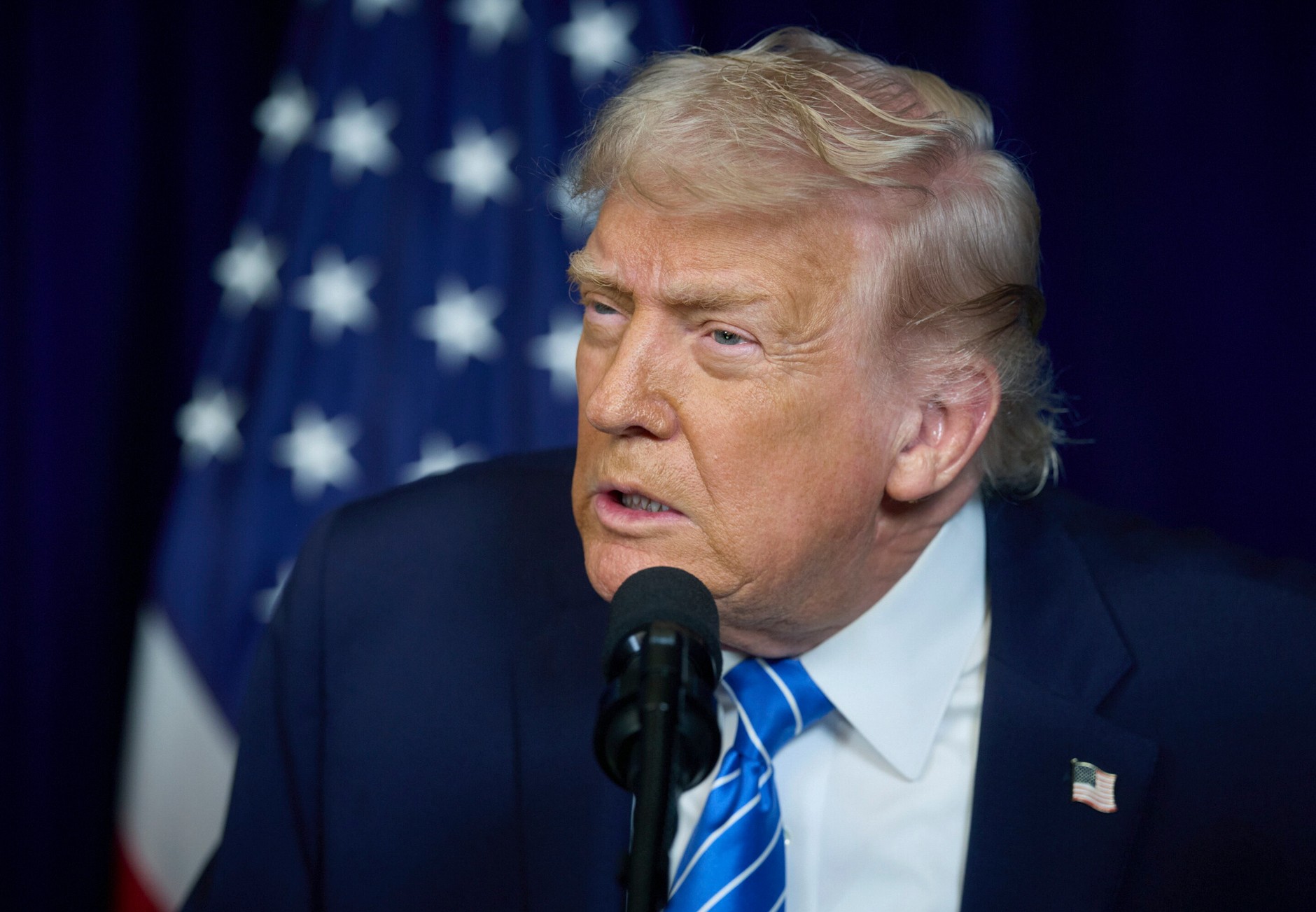 Prezydent USA Donald Trump przemawiający podczas wspólnej konferencji prasowej z prezydentem Ukrainy Wołodymyrem Zełenskim (nieobecnym na zdjęciu) w Palm Beach na Florydzie, USA, 28 grudnia 2025 r.