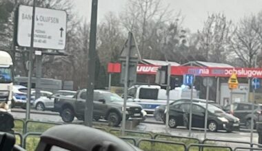 Mnóstwo policji i strażacy przy przejeździe kolejowym na Bałtyckiej. "Chodzą z długą bronią". Wstrzymano ruch pociągów!