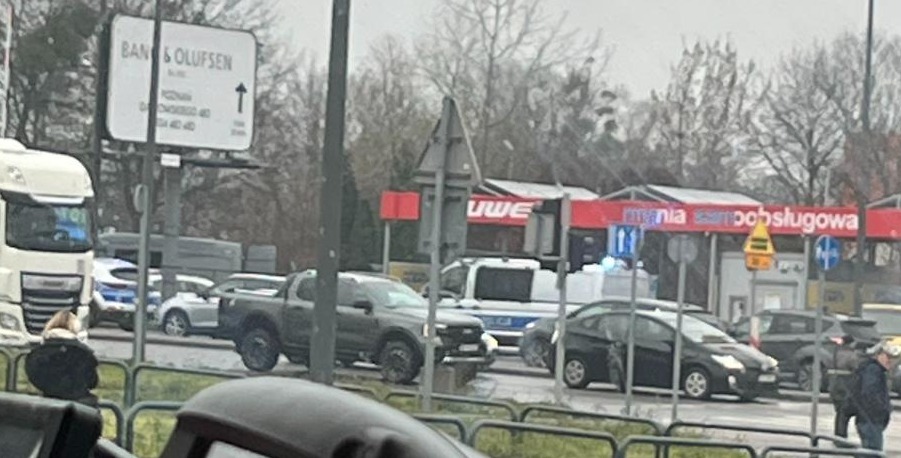 Mnóstwo policji i strażacy przy przejeździe kolejowym na Bałtyckiej. "Chodzą z długą bronią". Wstrzymano ruch pociągów!