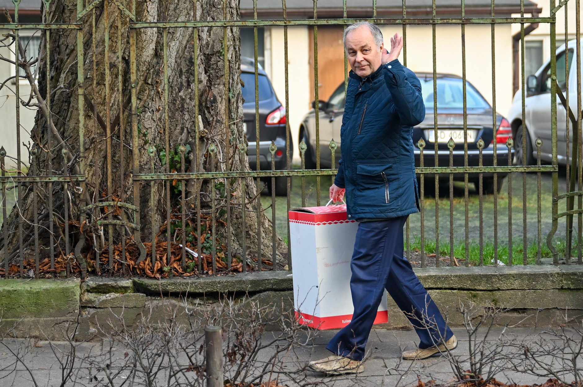 Konsul Federacji Rosyjskiej w Gdańsku, Siergiej Siemionow wynoszący paczki