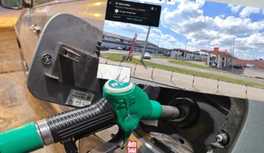 W Białymstoku zaroiło si od samochodów na światłach awaryjnych. Zatankowali na tej samej stacji